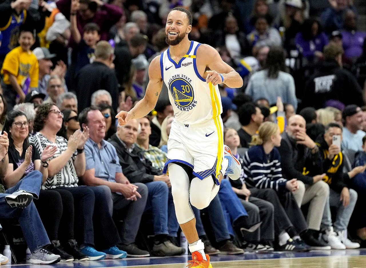 aiyouxi-库里在独行侠比赛中领先优势明显，比赛局势复杂引发热议！上演精彩一战的简单介绍-aiyouxi